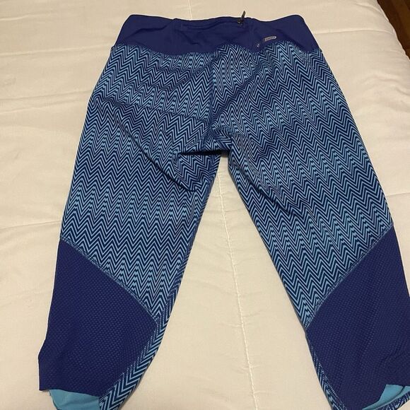 Saucony Scoot Blue Capri Small Women's Chevron Print Active Athletic Run Legging - Picture 3 of 3
